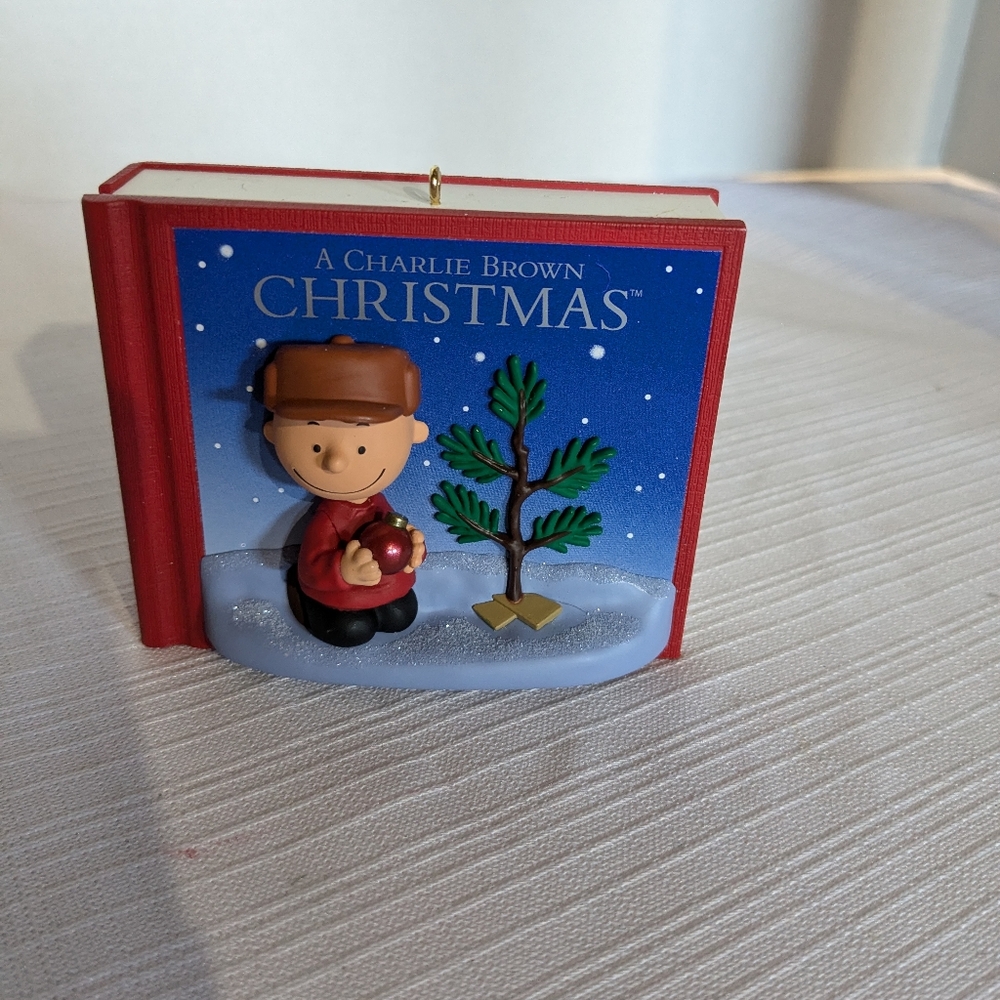 Hallmark Keepsake A Charlie Brown Christmas Ornament book sound Peanuts 2016